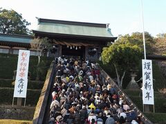 諏訪神社

五の鳥居までを潜り、長坂と呼ばれる坂道を上ると大門が見えてきます。
元旦だけに非常に混雑しています。