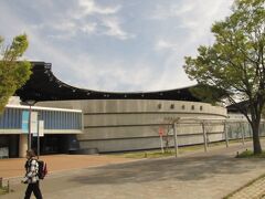 ２０１９年４月１２日　金曜日　ＡＭ9：13
梅小路公園からの京都水族館（地方のショボイと言う噂で海の面していない場所での海水水族館は日本でココだけ。
ちなみに入場料金　２０５０円
https://www.kyoto-aquarium.com/about/price/　　京都水族館公式ＨＰ

あまり良い噂が無いので入場するの辞めました
将来的にこのまま特色の無い施設だと閉園になる可能性がありますね。
