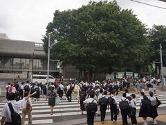 　某日、上野へ。公園口は朝の9時台から、修学旅行生たちで賑やかです。
　僕自身は、大学生時代に美術館めぐりをして以来、十数年ぶりの公園口。懐かしい。

