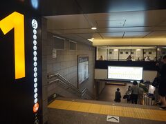 　メトロ銀座線乗り場へ下ります。福岡市地下鉄に乗り慣れた福岡人にとっては、地下の浅さが快適です。

