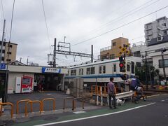 　東武亀戸線・亀戸水神駅。２両のワンマン電車がのんびり行き交う、大手私鉄のローカル線…というと、久留米人としては西鉄甘木線を連想してしまいます。しかしこちらは10分間隔で電車が行き交い、利便性は高そう。

