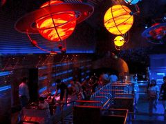 とりあえず叫びたいね！ってことで、スペースマウンテンへ。

日本のスペースマウンテンみたいなやつですが、こっちのが断然おもしろい。激しくって最高。