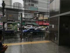 スクンビット駅到着。ついたら外は大雨でした、、。