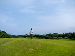 ところ変わって勝浦のホテルに来ました。

このホテル、だだっ広い敷地に
テニスコートや乗馬ができる馬舎あり。