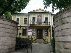 こちらの黄色の建物は「ボヤジエフの家」。
１９世紀に、医師でありブルガリア解放運動家でもあった人のお屋敷で、現在はブルガリアの画家ズラトュ・ボヤジエフのギャラリーになっている。