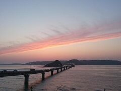 30分ほどで角島大橋へ到着。きれいだけどやはりコバルトブルーの海に浮かぶ
長い橋が魅力なんですよね・・・
夕方に来ると海がコバルトブルーじゃないのでただの長い橋・・・