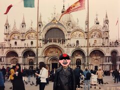 ＜たぶん旅行3日目＞

この3年前に来たときは雨で全く楽しめなかったヴェネツィア。そのリベンジも込めて再訪しました。サン・マルコ寺院前。
