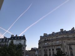 ９時過ぎててもまだ明るいパリ…

ホテルの窓からの飛行機雲
ケガやスリなどいろいろありましたが何とか1日が終わりました

明日はオルセー美術館とパラディラタンなどです