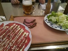 20時、ホテルから徒歩5分のカンティーナにやってきた。ここは肉屋の奥で食事ができるところ、地元民で満員だ。何とか二つ席を見つけて、セルフサービスで食材を購入してくる。写真左端がカルパッチョ198CZK(約千円)、真ん中がローストビーフ100g286CZK(約1400円)、右がレタスサラダ48CZK(訳240円)、このほかにピルスナービール0.5l110CZK(約550円)を2杯注文、合計642CZK(約3200円)。VISAカードが利用できた。カルパッチョは旨かった。タルタルステーキも好評。