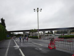 本日のランドの開園時間は9時。
8時半頃、駐車場に到着しました。
おぉ？雨やんでる？！