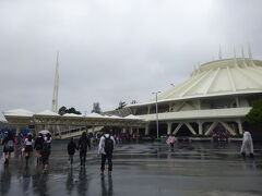 ミッキーのおうちに行こうかと話していましたが、長男くんがジェットコースターに乗りたくて仕方ないw
入園待ちの数十分並ぶのもしんどかったようで。うちのお兄ちゃんもパパもそうだけど、男子ってホント待つのキライだよね(;´∀｀)
というわけで、近くのスペースマウンテンへ！