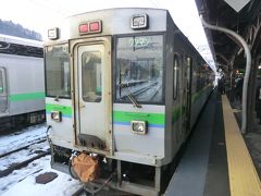 ここで函館本線の普通列車に乗り換えます。
小樽から先、倶知安方面は非電化区間なので、キハ(気動車)です。
やっと、北海道らしい鉄道に乗れる。

この列車も訪日外国人観光客で混んでいました。

⑤普通1944D.倶知安行
小樽.15:05→余市.15:31
[乗]JR北海道.キハ150-13