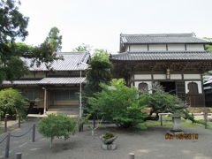 　一支国博物館から、すぐ西隣にある安国寺に回りました。
　県道23号線から左手に入るとすぐ、境内のスギの巨木があり、少し広場があったので、そこに車を停めました。足利尊氏が元寇以来の戦没者を供養するために全国に創建したそうですが、壱岐が占領され、島民が虐殺されてから60年以上も経ってからのことでした。