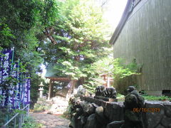 　翌日は島の北西部を回ろうと思い、朝一番に、男嶽神社を訪れました。
　ナビで住所をセットしたのですが、どこで間違えてしまったのか、「リルートします」の連続で、後でGoogle マップで調べると、6.1ｋｍで14分のところですが、男嶽神社の広い駐車場に着いたのは出発から30分以上経っていました。