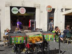 ランチはナヴォーナ広場近くの小さな広場にある「ZaZa」

切り売りピザのお店。
お店の前にすこし食べるスペース有。