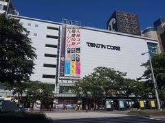 　天神コアは来年３月末で閉館ということで、今年が最後の夏バーゲン。かつては鉄道書を豊富に扱う紀伊国屋書店が入ってたので、男子高校生だった僕にも身近な存在でした。
　解体後は福ビルと一体的に西鉄が再開発を行い、巨大複合施設に生まれ変わる予定。やっぱり天神は、西鉄が夢を描く街です。
