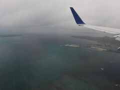 2時間30分ほどで石垣島が見えてきました。
天気予報通りどんより雲があります。