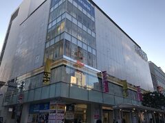 田丸屋本店隣のビル（正式には田丸屋さんのビル）は静岡パルコ、昔は西武百貨店静岡店だった…
静岡市は中心地に複数の百貨店や大型商業施設があり、商店街の人通りも多め。
この点が浜松、沼津との違いだね
