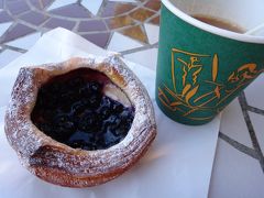 無料のコーヒーをもらって、テラス席でブルーベリーデニッシュと一緒に頂きます♪