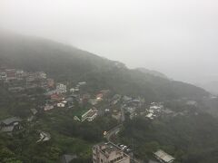 約１時間半で九份へ到着。台北も朝からどんよりした空だったため予想はしていましたが、あいにくの雨・・・。