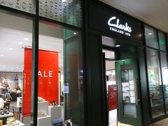 この時期はどこもＳＡＬＥ中で嬉しいです♪
歩き易くって二人とも好きな「Ｃｌａｒｋｓ」
もともとＳＡＬＥで安くなっているのに２足買うと１足はそこから半額になってめちゃ安く買えたよ♪
