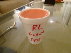 お風呂上りに高橋果実店で買ったグァバソルベ！
濃厚で美味しかったよ。

今日は一日ワイキキを散策して楽しかったです。

つたない文章を最後まで読んで頂いてありがとうございます。

またよかった次も覗きに来てくださいね(^o^)丿
