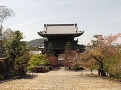 ２０１９年４月１８日　木曜日　ＡＭ10：38
金戒光明寺　お寺の企業団地の様で複数のお寺が集まる。境内無料