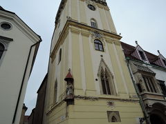 フラヴネー広場（旧市庁舎前広場）
教会風の旧市庁舎です。