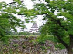 昭和40年9月に復元が始まり、平成23年春には幕末時代の瓦（赤瓦）を
まとった日本で唯一の天守閣となりました。
現在は「天守閣博物館」になっています。
天守閣が復元されているとは知らず、油断していたので、
かろうじて撮れたのがこの一枚でした。
