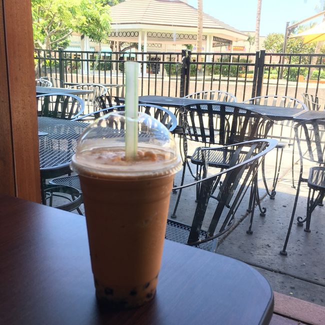 ハワイ島で口にした最後の食べ物は、クイーンズマーケットプレイスのフードコートにあるタイ料理屋さんで、タイミルクティーボバ。ゆっくり飲みたかったのに息子にほとんど取られた。