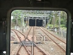 出発！左は成田空港方面。電車は直進します。もともとは本線なので、こちらの方が堂々としています。