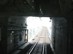 東成田を過ぎると単線に。そしてトンネルを出ると。