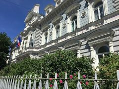 ここから先はホントに新市街に入ります。
旧市街とはやはり趣が変わり、建物もスマートな印象に。
 
お庭に咲いてた花と建物の色のコントラストが美しかった。