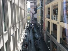 またトイレタイムが近づいてきましたので、ヤーニスの中庭近くにある「ツェントゥルス」というショッピングセンター風の建物へ。

あんな中世感あふれる場所の目と鼻の先に、こんな近代的な建物があるなんてね～。
これまた、ビリニュスでは考えられなかった光景。
タリンも旧市街と新市街の区分けがちゃんとあるし、ここまで隣合わせに新旧あることはないですしね。