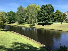 オペラ劇場周辺は公園になってて、小さな川もありました。
のんびり寝転ぶ人の姿も。