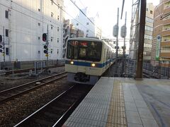 引き続き、当駅始発の小田原行きの急行電車がやってくる。
比較的すいていて、座ってウトウトしていた。
