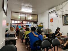 ベストホステルのチェックインを済ませ、再びバスに乗って中山で下車。「四海豆漿大王」で豆漿をいただきます。