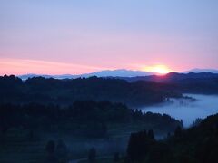 朝日が昇ってきました。幻想的な風景。ただ5月なのでまだ寒い！防寒対策をしていなかったので、思いのほか体力を奪われました。平日なのに満車で人も多かったです。