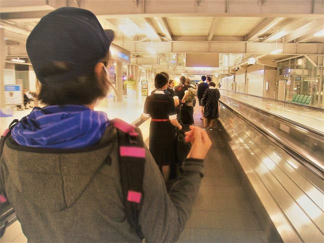 タイ国際航空深夜便でバンコクへ到着<br /><br /><br />ＪＡＬのユニフォーム、良い眺め