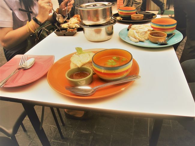 バンコク朝食　　<br /><br /><br />【Jubjubカオマンガイ】　ＢＴＳアーリー　徒歩３分　<br /><br /><br />４種のカオマンガイが有名だが、シンプルにカオマンガイ注文。<br /><br /><br />４０ｂ　