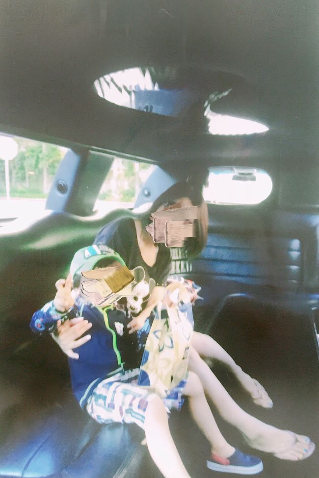 2日目は朝から、ラニカイビーチとタウン回るツアーに参加。リムジンだったー！初リムジンで、テンションあがるー。<br />と思ってたら、横向きに乗るのって酔うからもういいや。