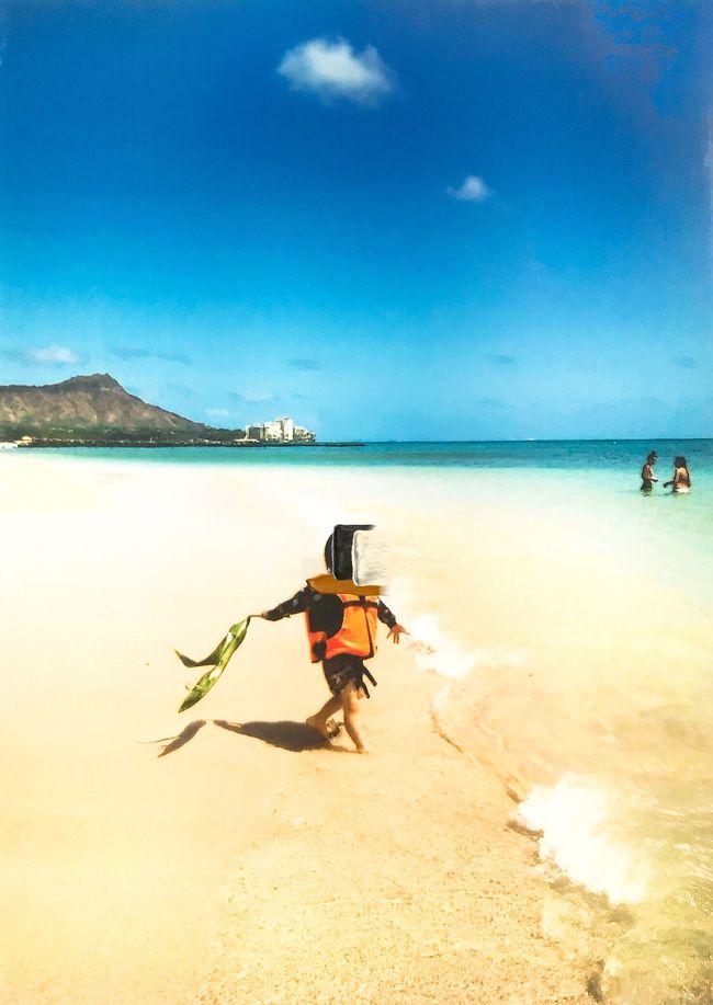 ワイキキビーチに出て遊ぶぞー。葉っぱを見つけて振り回して遊んでるw