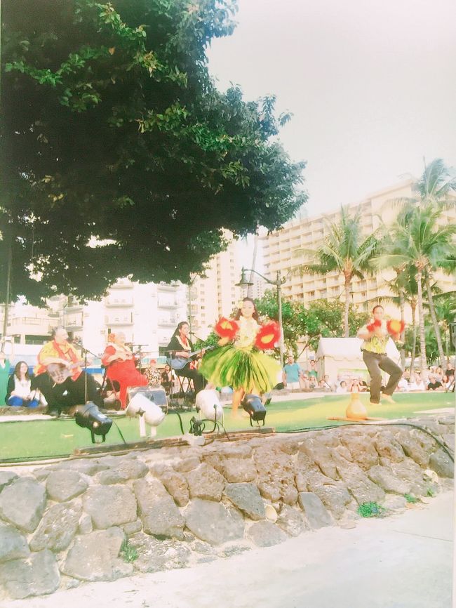 夕方から野外でやってるフラを見に。