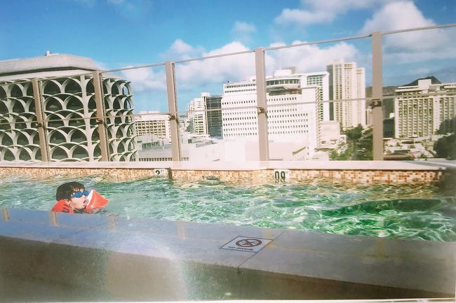 けど、プールの水冷たい。喜んで泳いでるけど。<br />てか、ホクラニのプール狭っ！w<br />やっぱ子連れならヒルトンワイキキヴィレッジの方がいいのかも。ホクラニは部屋はスタイリッシュで立地もいいけど。<br />バスタブに溜めるお湯は天井から落ちてくるけど、それもおもしろいw