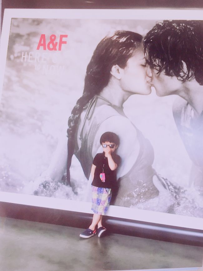 お洒落なポスターの前で。