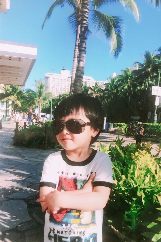 4日目はお買い物。青い空とヤシの木が南国感。