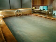 島津家の家紋が入った湯舟の共同浴場です。こちらのもいいお湯でした。

殿様湯