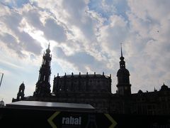 テアータープラッツ（劇場広場)の近くでバスからおりました。