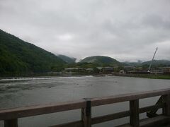 渡月橋からの眺め　辛うじて雨は降っていなかったが、小倉山には雲がかかっていた。
