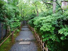 祇王寺入り口　平家物語の清盛、祇王、仏御前の物語の現場。